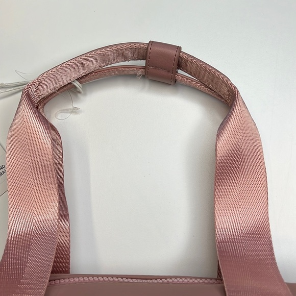 Nico & Olive Small Pink Duffel Bag w/ Double Handles & Removable Strap, NWT! - Picture 4 of 9